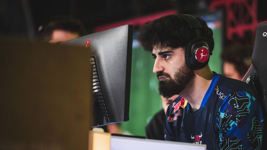 Umut Gültekin sitzt in der Virtual Bundesliga am Controller.