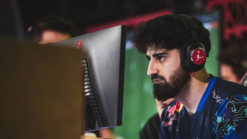 Umut Gültekin sitzt in der Virtual Bundesliga am Controller.