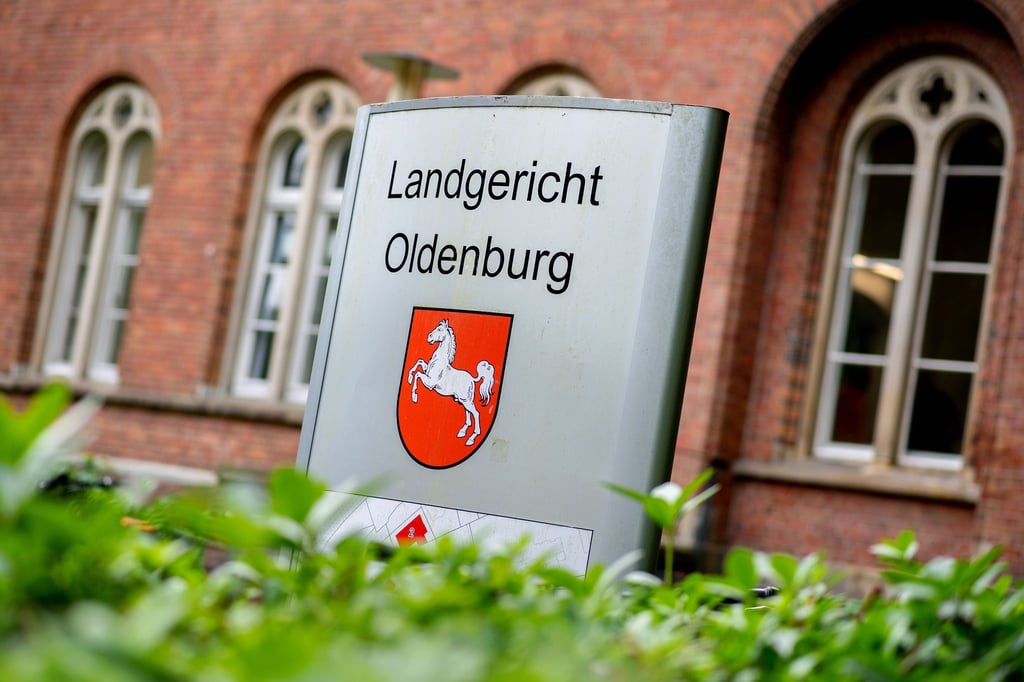 Drei Angeklagte sind wegen Steuerverkürzung vor Gericht. (Archivbild)