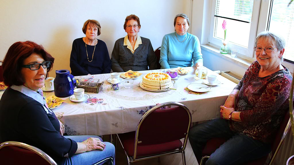 Hiltraut Garlipp (links) organisiert seit 24 Jahren Seniorennachmittage in Staats. Dafür wurde sie mit dem „Engagement auf dem Land“-Preis der Hansestadt Stendal ausgezeichnet. Bei den Seniorennachmittagen dabei sind (von links): Gertrud Lux, Isa Riemer, Regina Riemer und Marion Lorr.