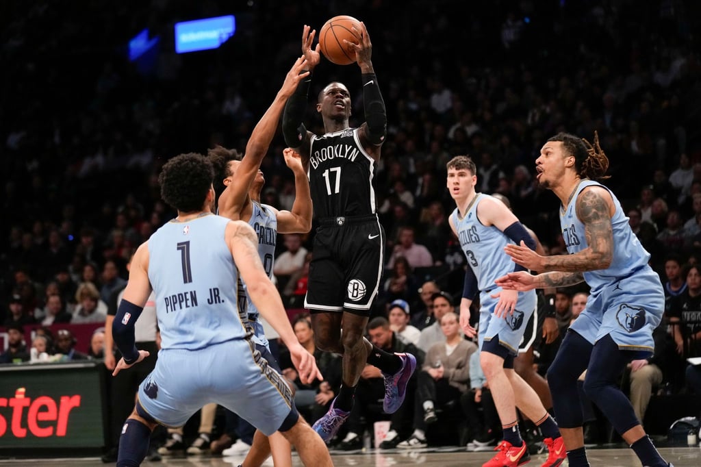 Dirigierte sein Team zum Sieg: Dennis Schröder (Mitte) von den Brooklyn Nets.