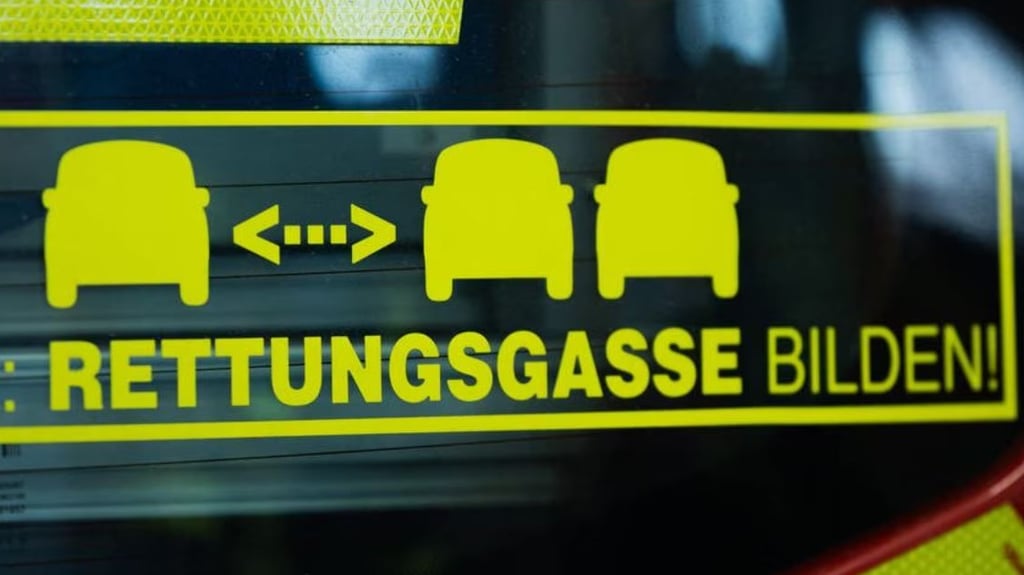 Auf der A2 bei Bornstedt hat es einen Unfall gegeben. Rettungskräfte waren im Einsatz.