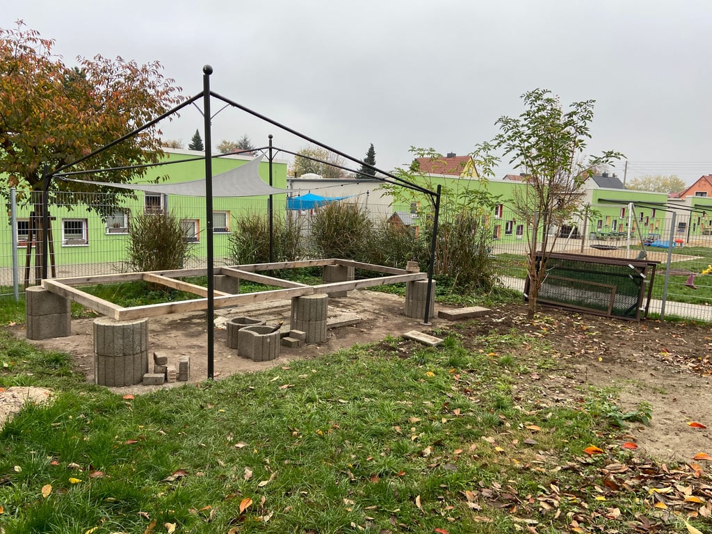 Das Außengehege neben der Gaststätte "Zur Hühnerleiter" in Magdeburg ist fertig. In den kommenden Tagen soll auch der Stall für die Hühner zu Ende gebaut werden. Im Hintergrund ist die Kita Kluswegzwerge zu sehen, die in das Projekt einbezogen ist.