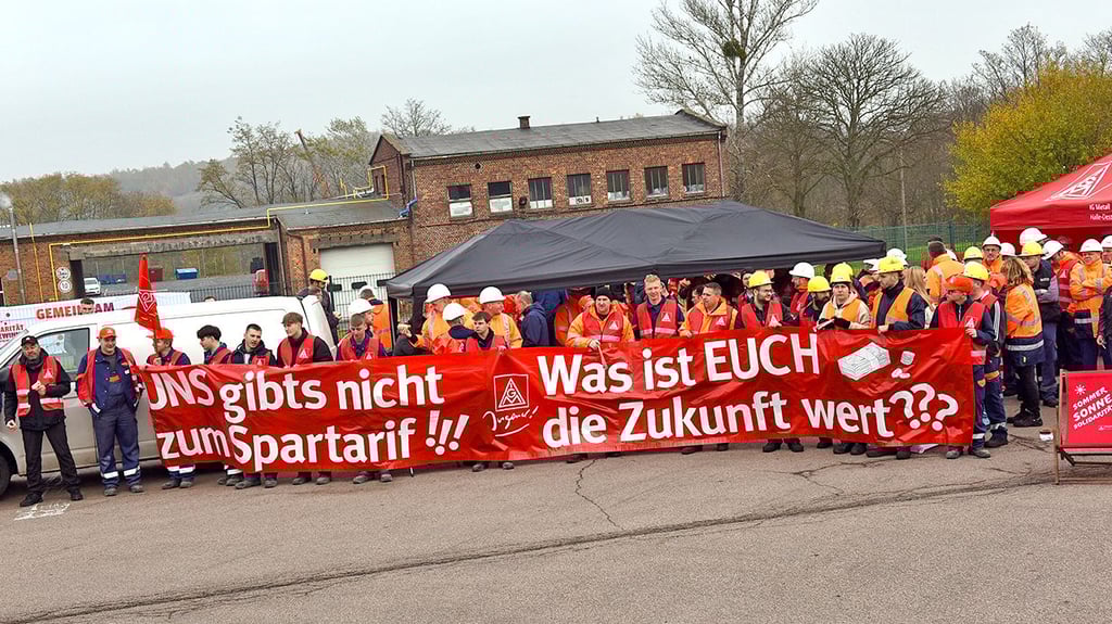 Die Lehrlinge fordern eine höhere Ausbildungsvergütung.