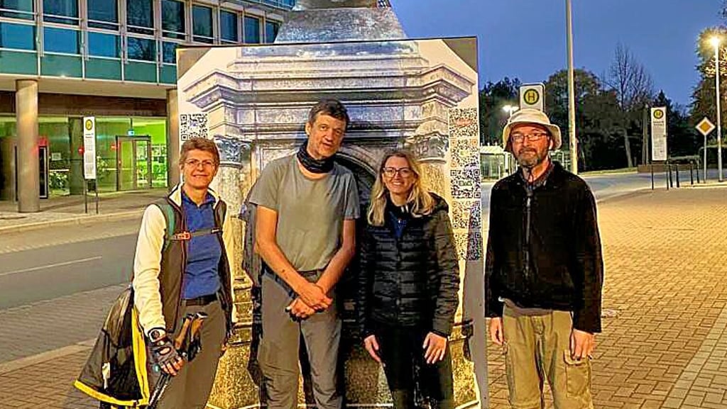 Am Ziel in Eisleben: Die Vier sind nonstop 147 Kilometer durch den Harz gelaufen (v.l.n.r): Antje Otte-Hartig, Wanderleiter Bodo Schwarzberg, Nina Suckale und Christian Richter.