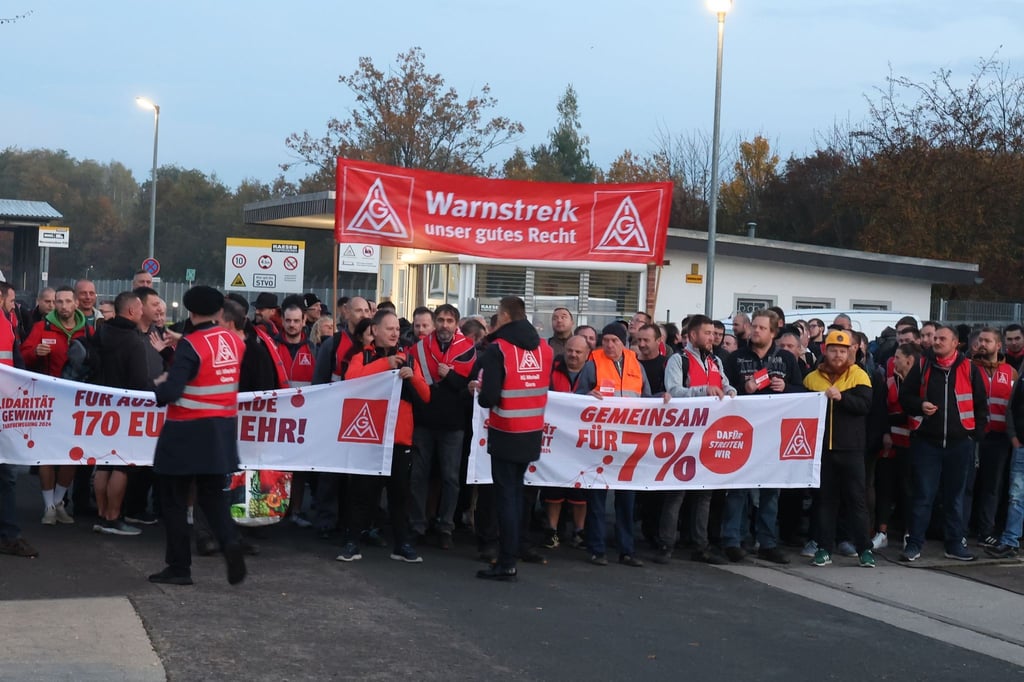 Die Warnstreiks in der Metall- und Elektroindustrie gehen weiter. (Archivbild)