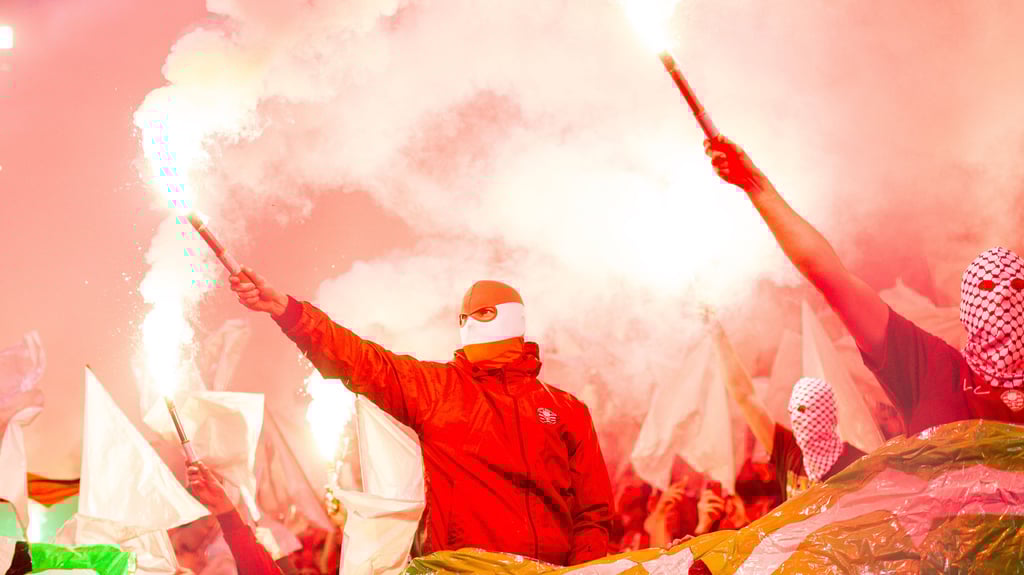 Fans von Celtic Glasgow feuern gegen den BVB aus allen Rohren.