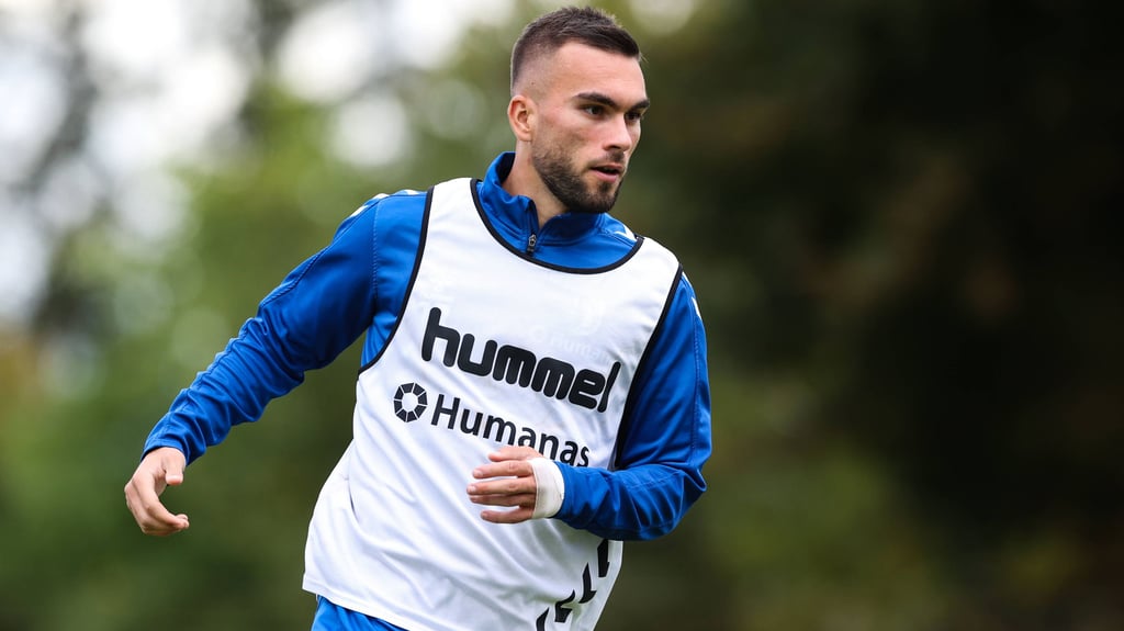 FCM-Stürmer Emir Kuhinja verletzte sich im Oberliga-Heimspiel des 1. FC Magdeburg II gegen Union Sandersdorf schwer.