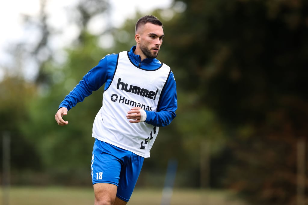 FCM-Stürmer Emir Kuhinja verletzte sich im Oberliga-Heimspiel des 1. FC Magdeburg II gegen Union Sandersdorf schwer.