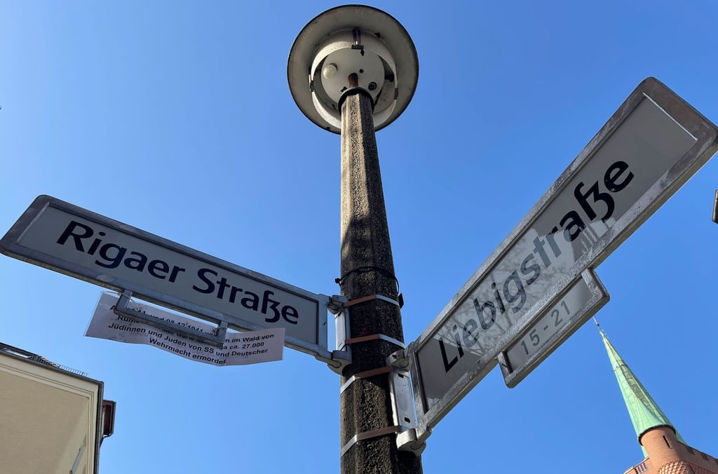 In der Rigaer Straße in Berlin-Friedrichshain steht ein teils besetztes Haus, ein Symbol der linken Szene. (Archivbild)