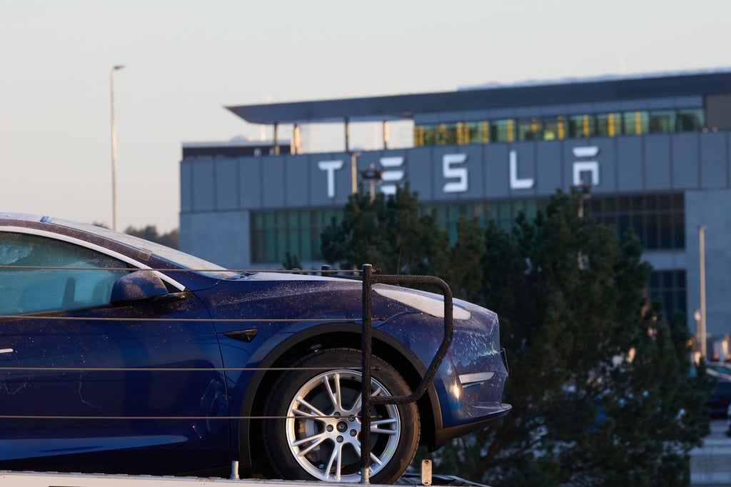 Die Beschäftigten des Tesla-Werks in Grünheide bei Berlin erhalten zum 1. November mehr Geld. (Archivbild)