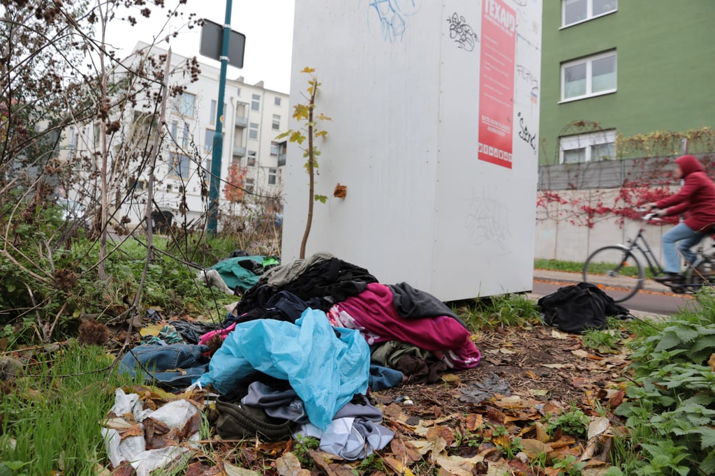 So sah es am Wochenbeginn hinter einem Kleidercontainer in Magdeburg-Buckau aus.