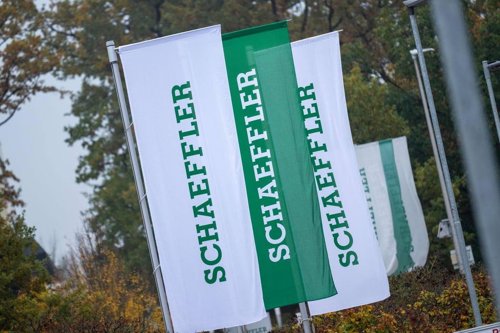 Das Logistikzentrum von Schaeffler bei Halle soll von den Kürzungsplänen nicht betroffen sein. (Archivbild)