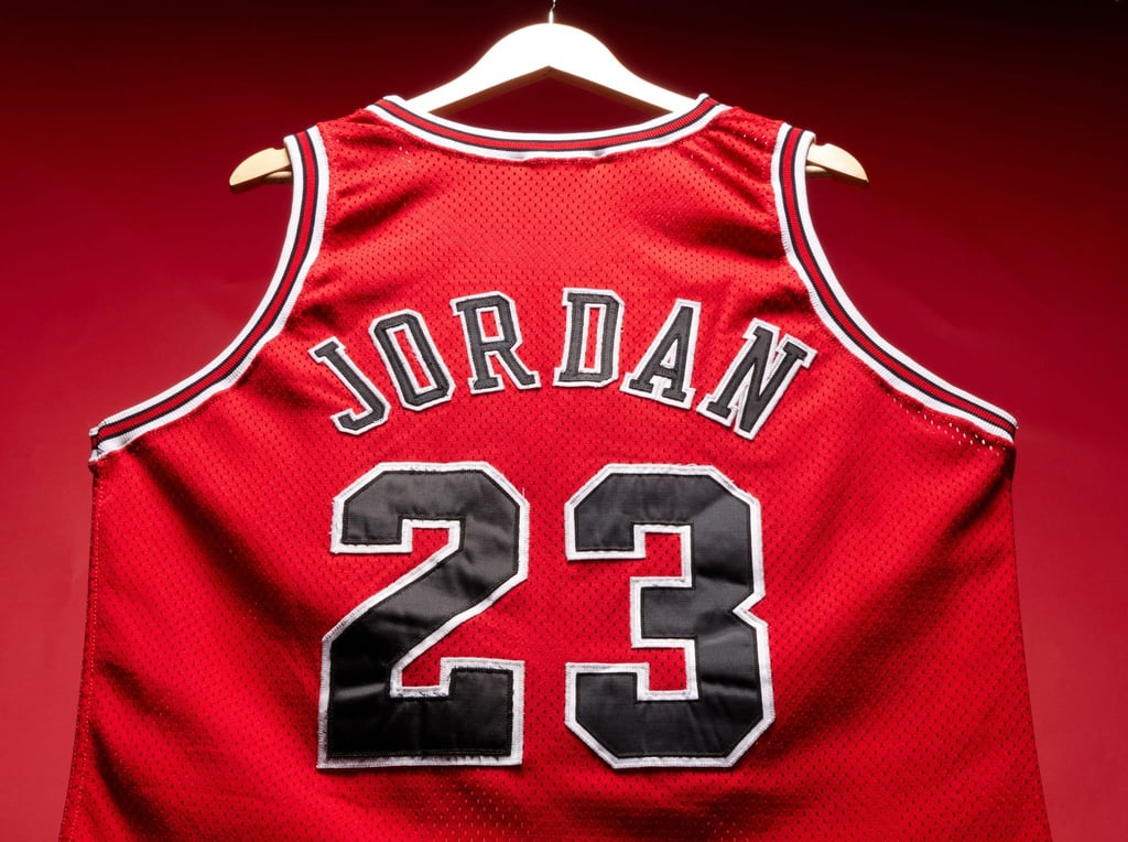 Ein ganz besonders Trikot des Ex-Basketballstars stand zur Auktion. (Archivbild)
