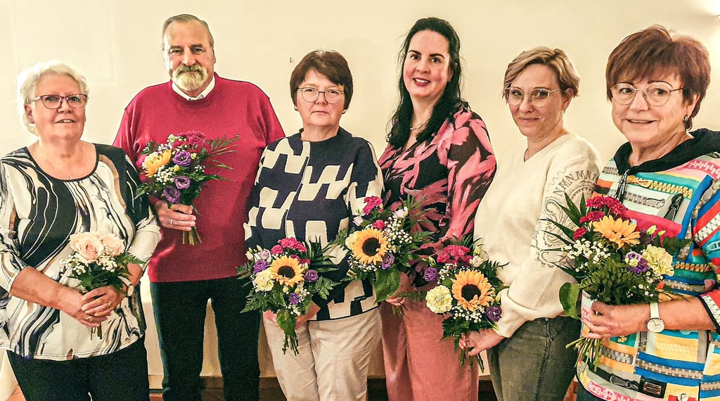 Der neue Vorstand des Internationalen Fördervereins „Katharina II.“ setzt sich zusammen aus (v. l.) der Vorsitzenden Ilona Pflug, ihrem Stellvertreter Detlef Friedrich, Schatzmeisterin Marlies Freytag, Schriftführerin Yvonne Heller, zugleich verantwortlich für die Zusammenarbeit mit den Prinzessinnen, sowie Silke Hoffmann, zuständig für Öffentlichkeitsarbeit. Als Rechnungsprüferinnen fungieren Petra Fruth (r.) und Angela Jahnke (nicht im Bild).
