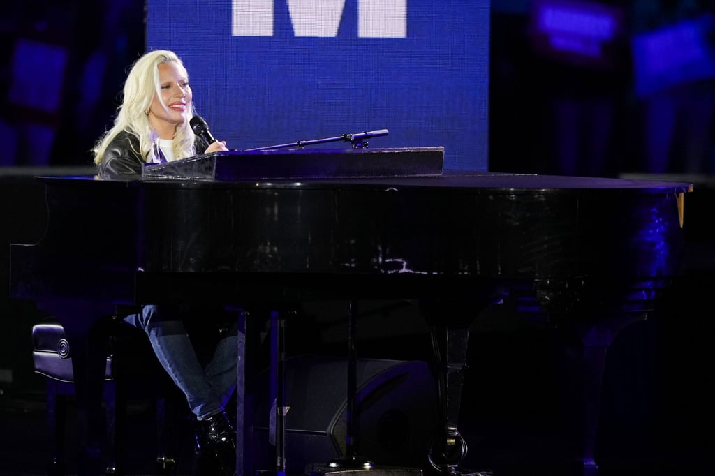 Lady Gaga performt vor ikonischer Kulisse „God bless America“ am Klavier.