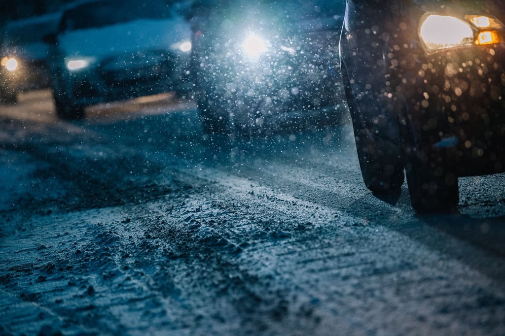 Achtung, das macht die Autobatterie nicht lang mit: Viele Kurzstreckenfahrten im Winter belasten den Energiespeicher.