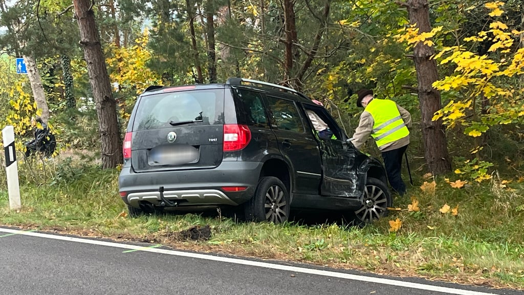 Die Bergung auf der B100 zog sich stundenlang hin – die Bundesstraße blieb gesperrt.