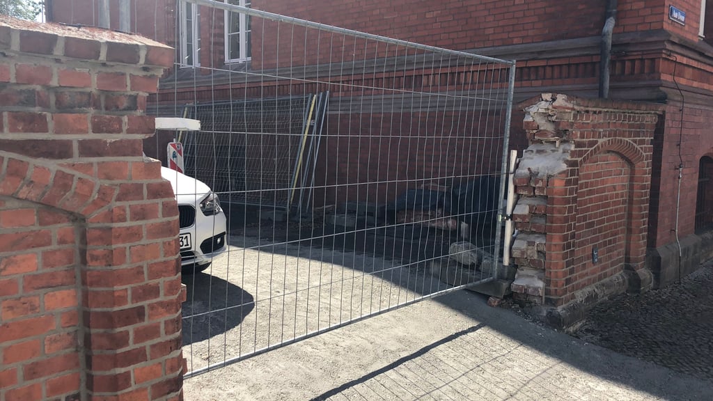 Die denkmalgeschützte Mauer am Landgericht in Stendal wurde teilweise abgebaut, um eine alternative Zufahrt zum Hof zu schaffen.