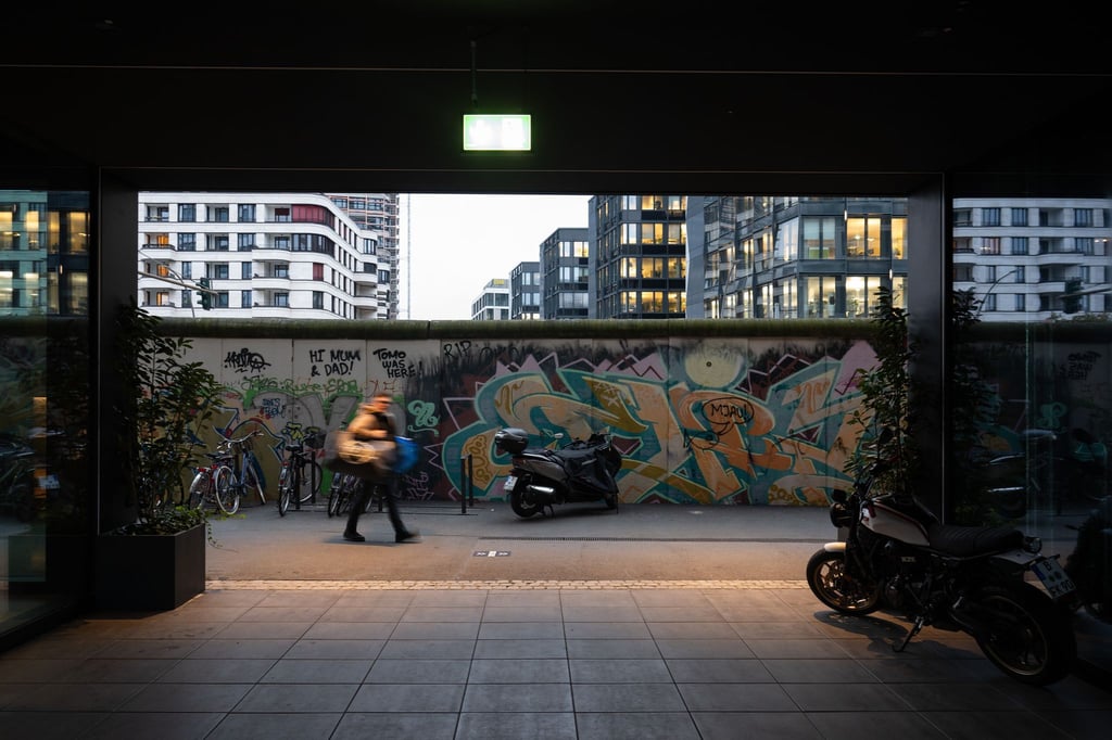 Entlang des ehemaligen Mauerverlaufs werden Demoschilder von früher und 5.000 neu gestaltete Plakate ausgestellt. (Archivbild)