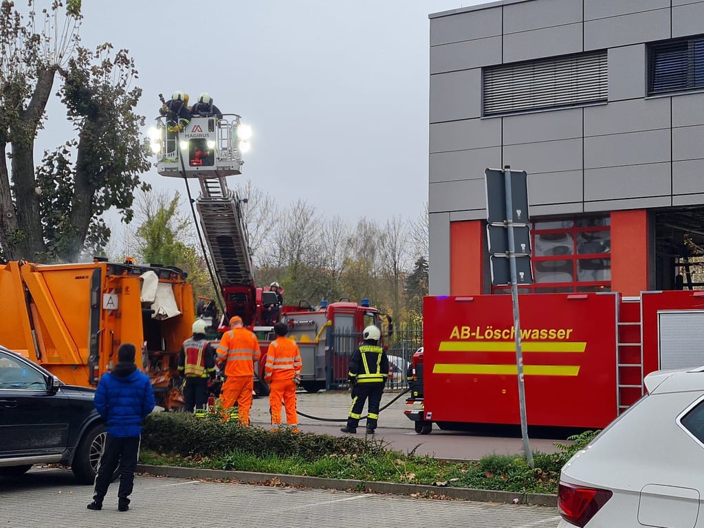 Direkt vor der Südwache in Halle geriet ein Müllwagen in Brand.