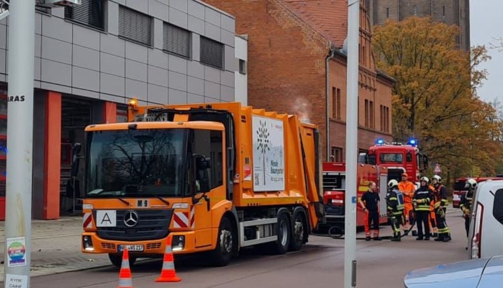 Direkt vor der Südwache in Halle geriet ein Müllwagen in Brand.