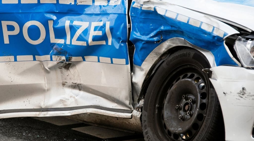 Ein Polizeiauto ist auf dem Weg zu einem Einsatz in Naumburg verunglückt. Die Polizisten wurden schwer verletzt.