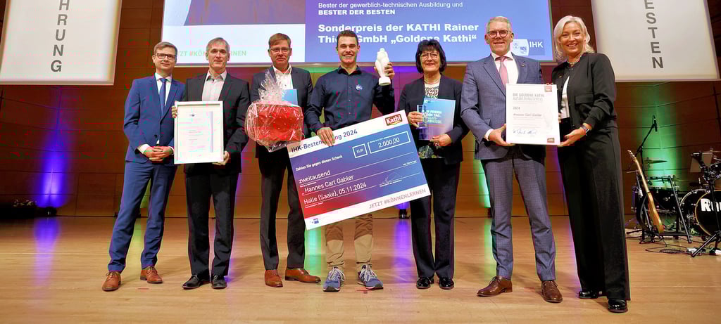 IHK-Präsident Sascha Gläßer (v. l.), René Scheil und Kevin Sens von EMAG Zerbst, Hannes Carl Gabler, Bildungsministerin Eva Feußner, Marco Thiele, Geschäftsführender Gesellschafter Kathi Rainer Thiele GmbH und Susen Thiele, Pressesprecherin der Kathi Rainer Thiele GmbH bei der Bestenehrung.