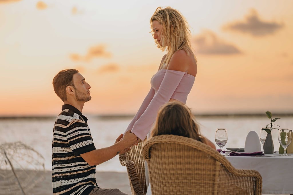 GZSZ-Star Timur Ülker hat seiner Freundin Caroline am Strand einen Antrag gemacht - die beiden Kinder waren lebhafte Zeugen.