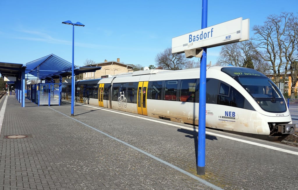 Zwischen Berlin-Wilhelmsruh und Basdorf sollen künftig wieder Regionalzüge auf der alten Stammstrecke der Heidekrautbahn fahren. (Archivbild).