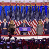 Donald Trump, der neugewählte Präsident, betritt die Bühne auf der Republican Watch Party im Palm Beach Convention Center, nachdem er gerade zum Sieger der Präsidentschaftswahl 2020 erklärt wurde.