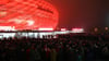 In der Allianz Arena schweigen viele Fans in der Anfangsphase, mutmaßlich wegen eines Notfalls.