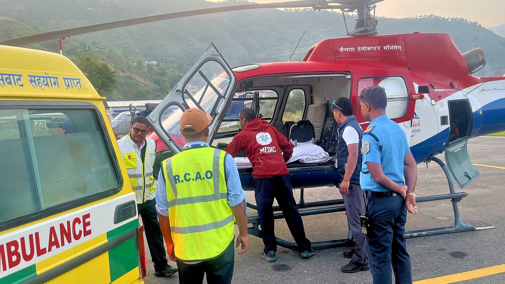 Erst mit Sonnenaufgang am Folgetag darf der Rettungshubschrauber abheben und das Paar aus Bernburg in ein Krankenhaus nach Kathmandu fliegen.