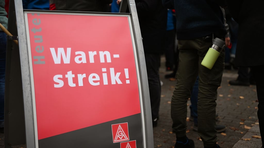 Tarifstreit IG Metall ruft zu Warnstreiks auf Arbeitgeber warnen