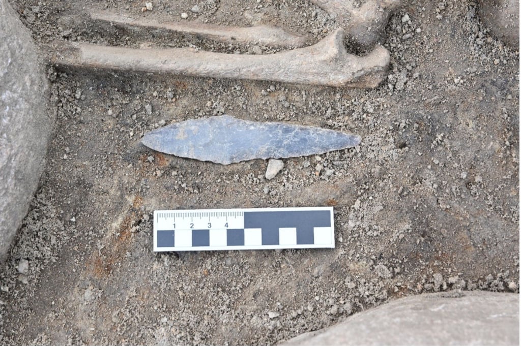 Archäologen sind auf rund 4.000 Jahre alte Gräber in der Uckermark bei Casekow gestoßen. Sie konnten Knochen und einen sogenannten Flintdolch freilegen.