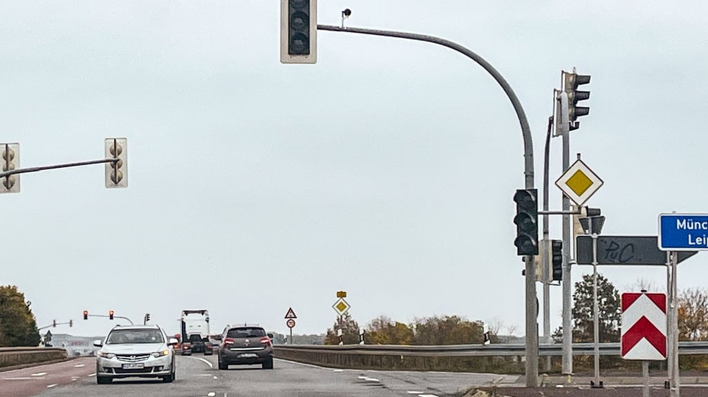 Seit Wochen ist die Ampel an der Anschlussstelle Bitterfeld-Wolfen abgeschaltet.