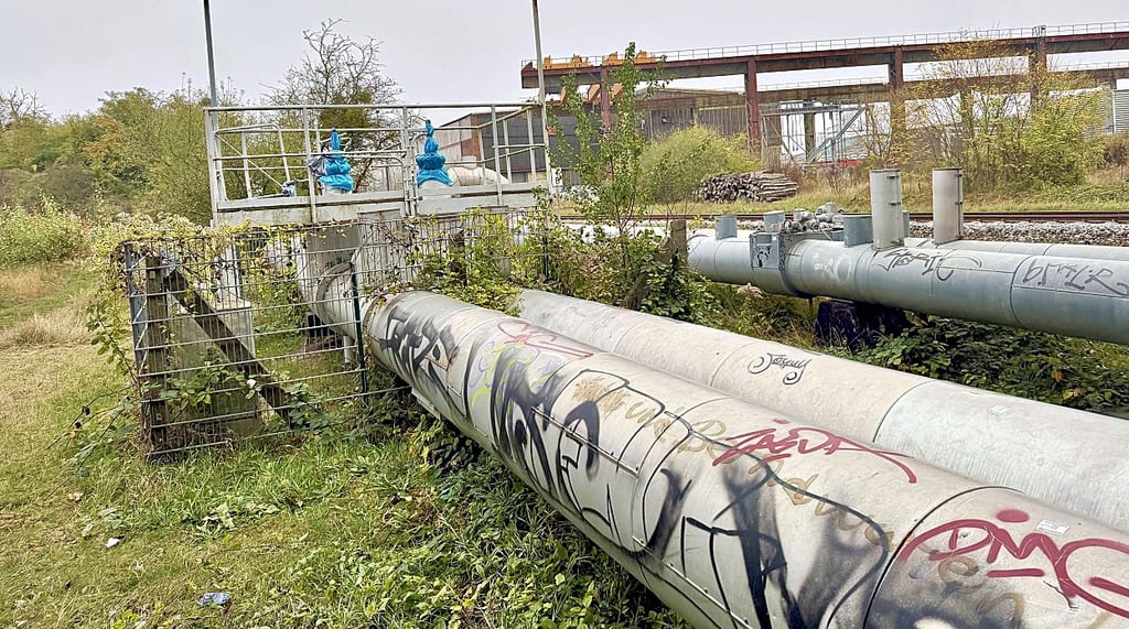 Eine Fernwärme-Leitung in Dessau. Die Stadtwerke setzen darauf und wollen diese Versorgung zukunftsfest machen.