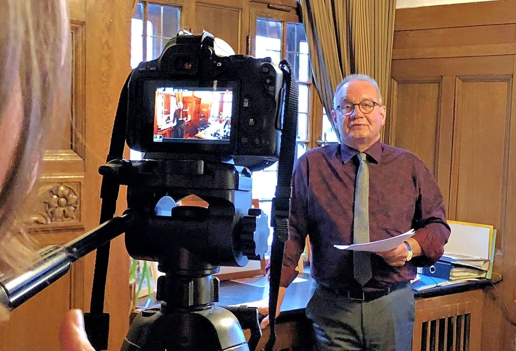Aus seinem Büro wendet sich Oberbürgermeister Frank Ruch wieder mit einer Videobotschaft an die Bürger der Stadt Quedlinburg.