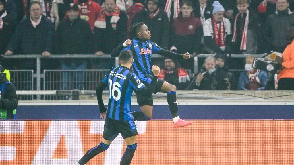 Traf in Stuttgart zur Führung für Bergamo: Der Ex-Leipziger Ademola Lookman (r.).