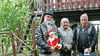 Ingo Ondrey (l.) und Karl-Heinz Richter (r.) vor dem Baumhaus Loitsche bei der Übergabe der Spenden von Dietmar Neubauer. 