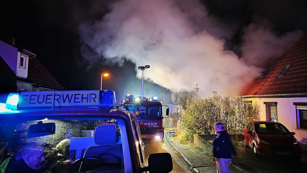 Dichter Rauch steigt über dem Haus in der Winninger Siedlung auf.