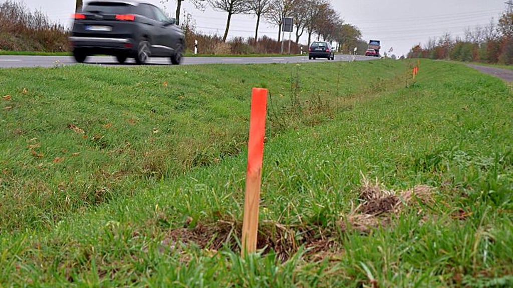 An der B189 zwischen Lüderitz und Buchholz wurden Holzpfähle am Straßenrand eingelassen. diese haben mit dem Bau der A14 zur Ostsee zu tun.