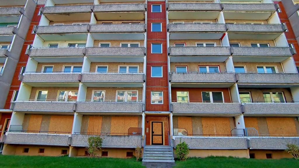 Unsanierte Blöcke aus DDR-Zeiten in der Geschwister-Scholl-Straße in Blankenburg. Gerade in dem Wohngebiet Regenstein stehen viele dieser Wohnungen leer.
