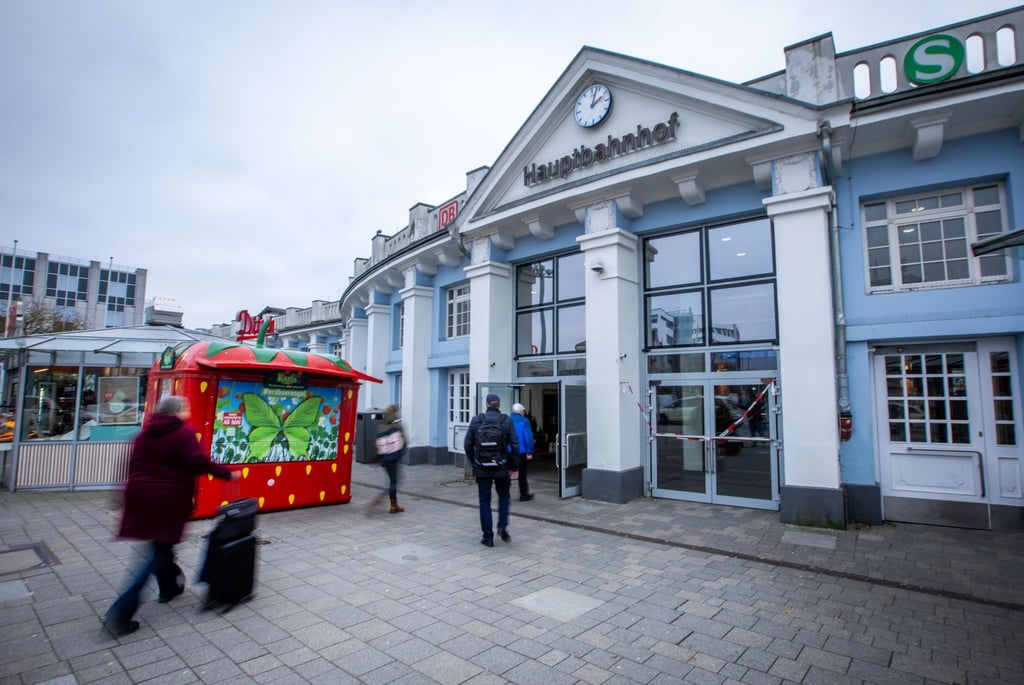 Nach Bombendrohungen und vorübergehenden Sperrungen der Hauptbahnhöfe in Rostock und Osnabrück hat die Bundespolizei einen Tatverdächtigen.