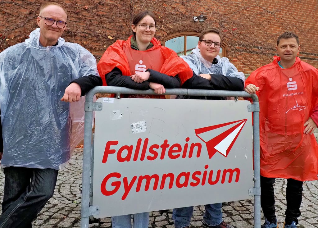 In roten und weißen Ponchos werden sich Freitagmittag an die tausend Schüler, Lehrer, Eltern und Freunde des Osterwiecker Fallstein-Gymnasiums auf dem Brockengeipfel treffen. Von links: Steffen Wendlik, Sophia Heidemann, Götz Demmler und Sebastian Knobbe.