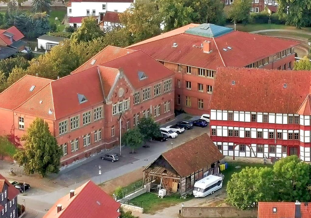 Die Fallstein-Gymnasium mit seinem Neubau neben dem altehrwürdigen Mauerstraßen-Schulgebäude würde es ohne Grenzöffnung vor 35 Jahren und deutsche Einheit nicht geben.