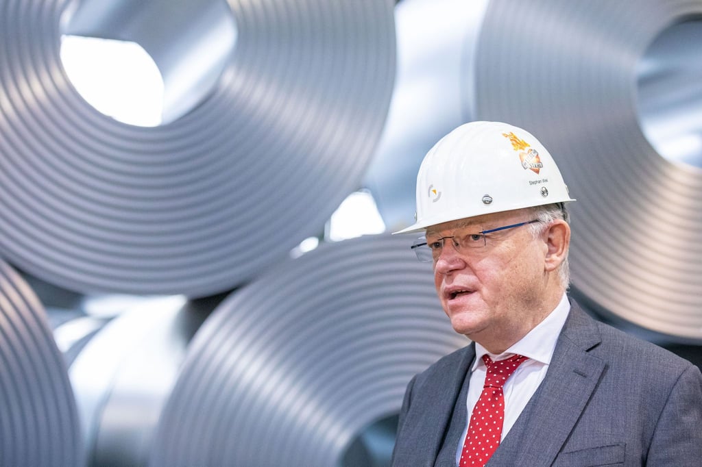 Niedersachsens Ministerpräsident Weil, hier bei einem Besuch bei der Salzgitter AG im Jahr 2020, will sich sachlich mit der möglichen Übernahme des Konzerns auseinandersetzen. (Archivbild)