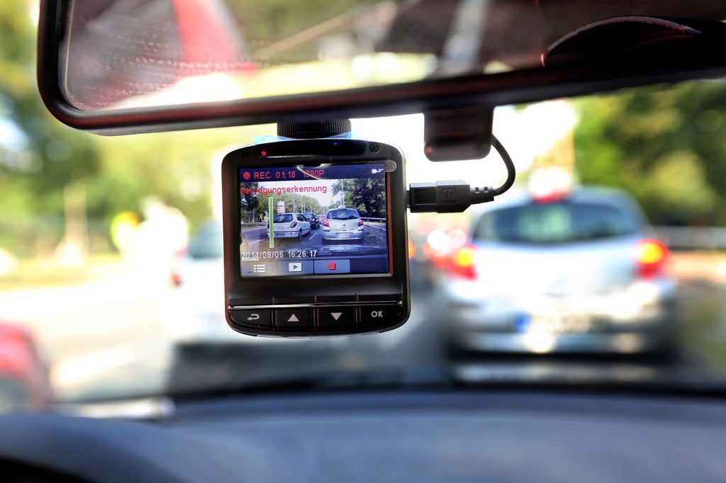 Sogenannte Dashcams könnten helfen, Angriffe auf Einsatzkräfte aufzuklären. (Illustration)