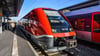 Aus der Regionalbahn zwischen Querfurt und Halle wird künftig eine S-Bahn. An den roten Triebwagen soll sich  nichts ändern. 