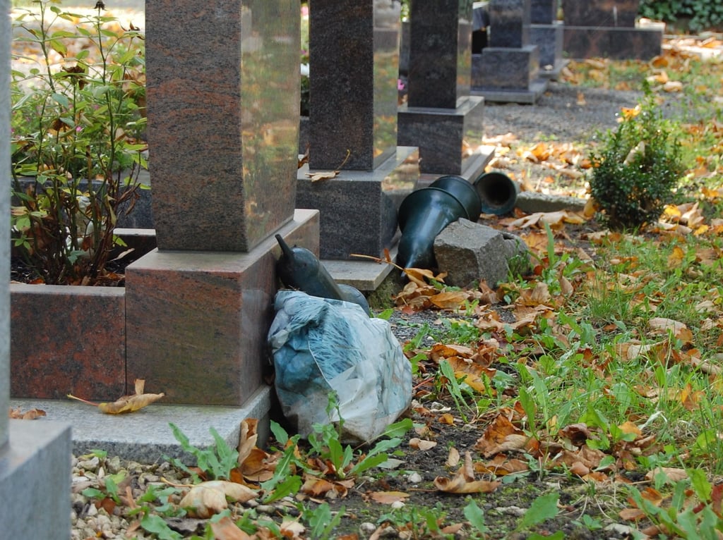 Das Lagern von Vasen, Schalen und ähnlichem hinter Grabsteinen soll zunächst deutlich eingeschränkt, später verboten werden.